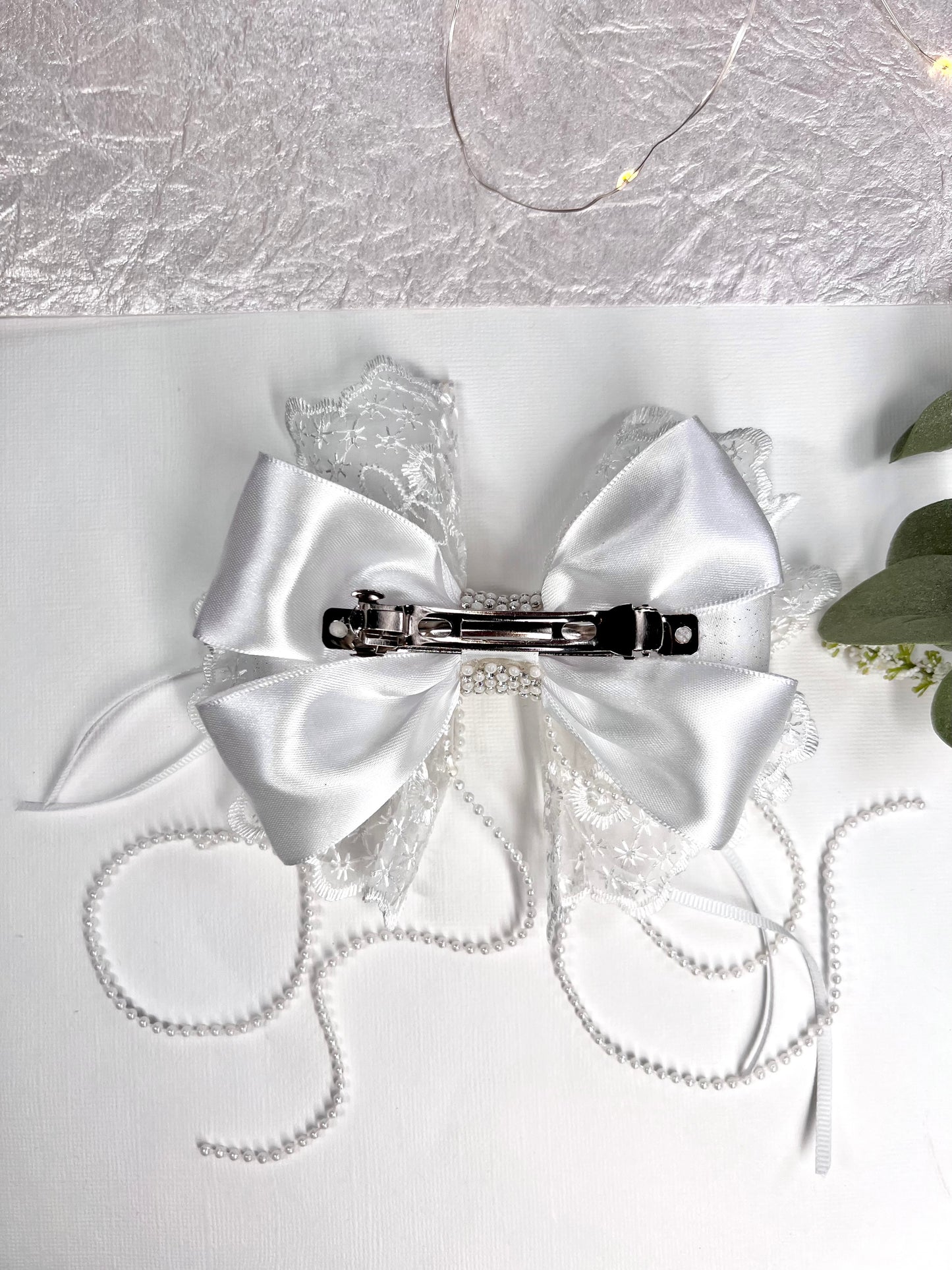 Delicate Lace and Pearl Hair Clips Bow – Perfect for Flower Girls and Special Occasions.