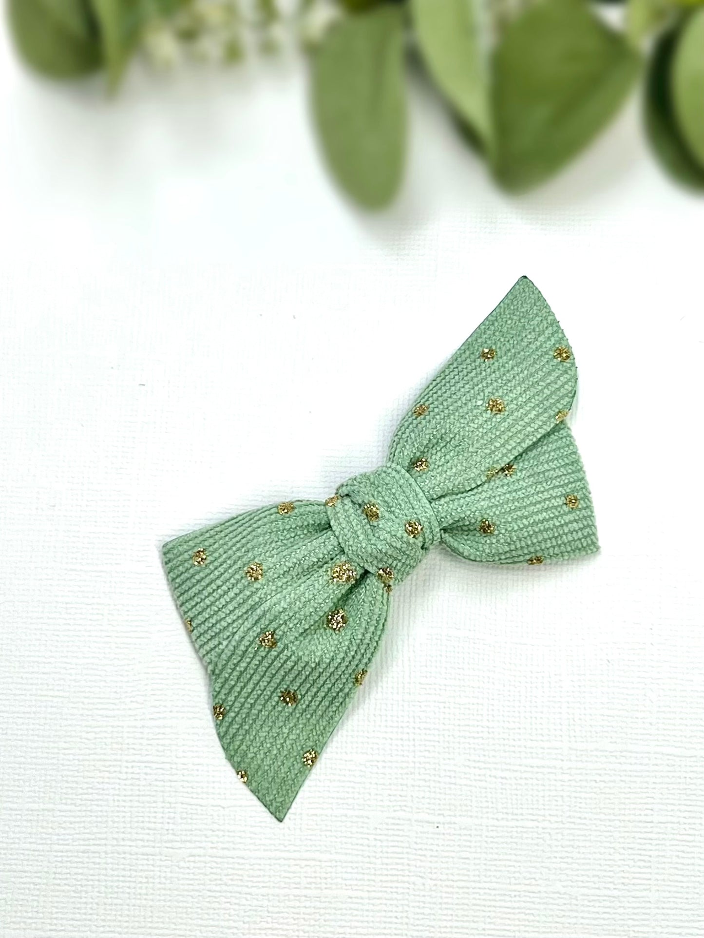 Add a touch of sparkle and charm to your little one’s hairstyle with these gorgeous corduroy bows! 🎀✨ Perfect for every occasion! #fabulousuniquecreations