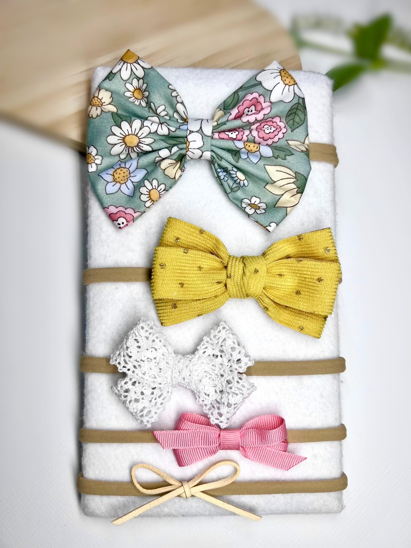 ✨ The sweetest touch for your little one! ✨ Our handmade baby headbands come in a variety of colors and patterns, perfect for any occasion. Set of 5.