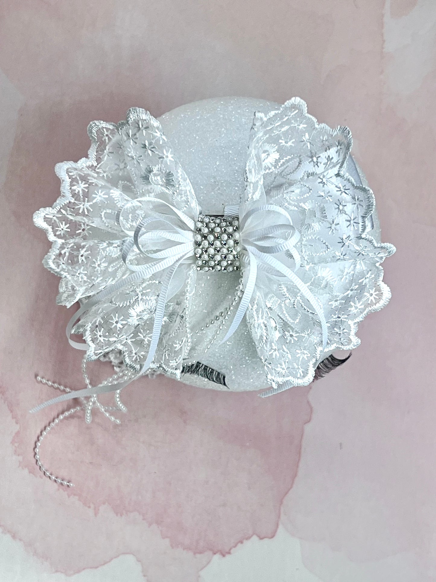 Delicate Lace and Pearl Hair Clips Bow – Perfect for Flower Girls and Special Occasions.