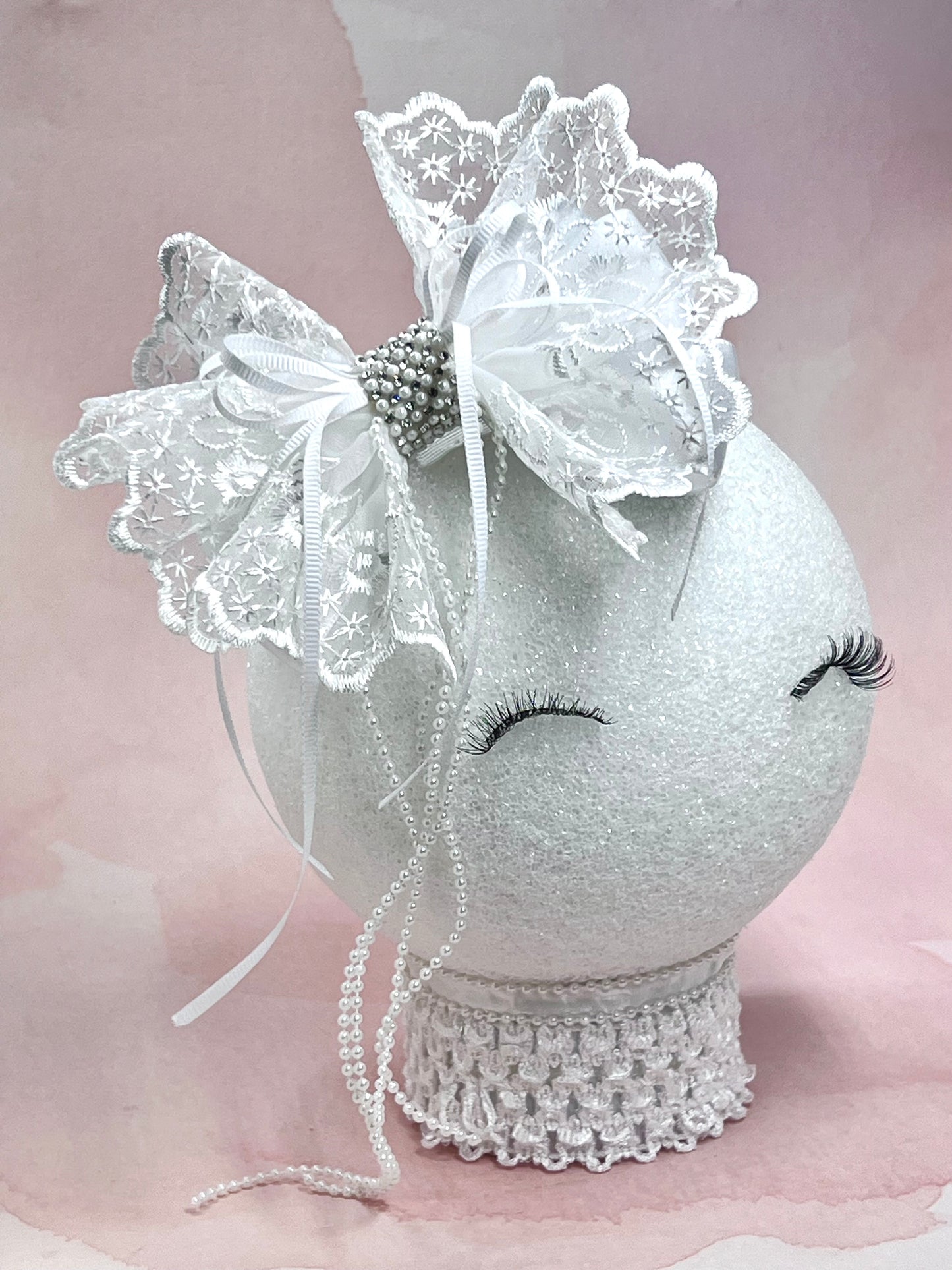 Delicate Lace and Pearl Hair Clips Bow – Perfect for Flower Girls and Special Occasions.