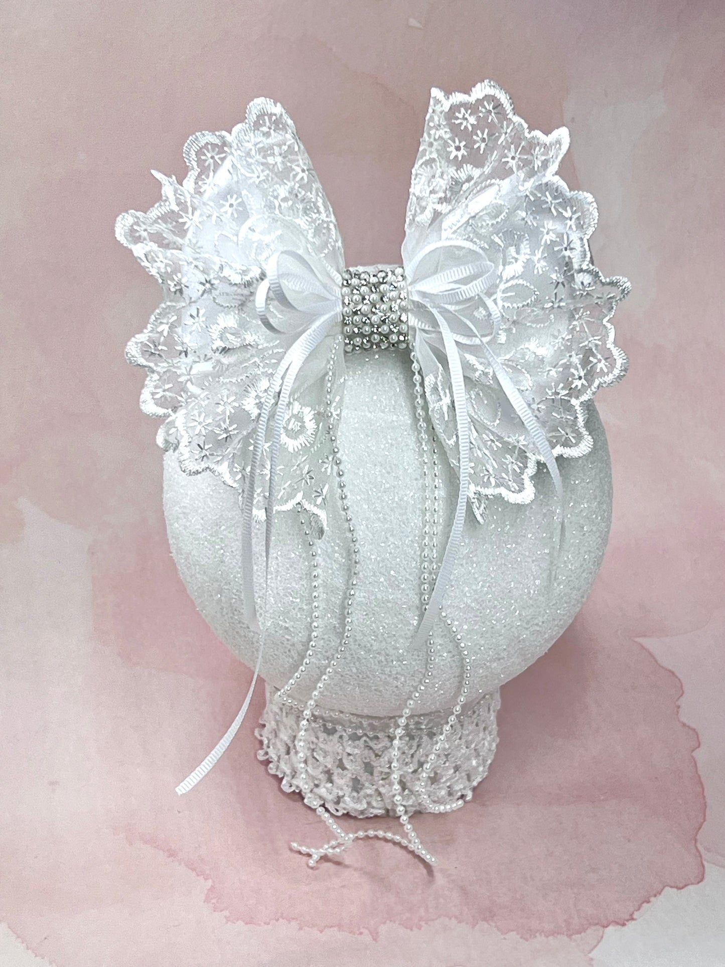 Delicate Lace and Pearl Hair Clips Bow – Perfect for Flower Girls and Special Occasions.