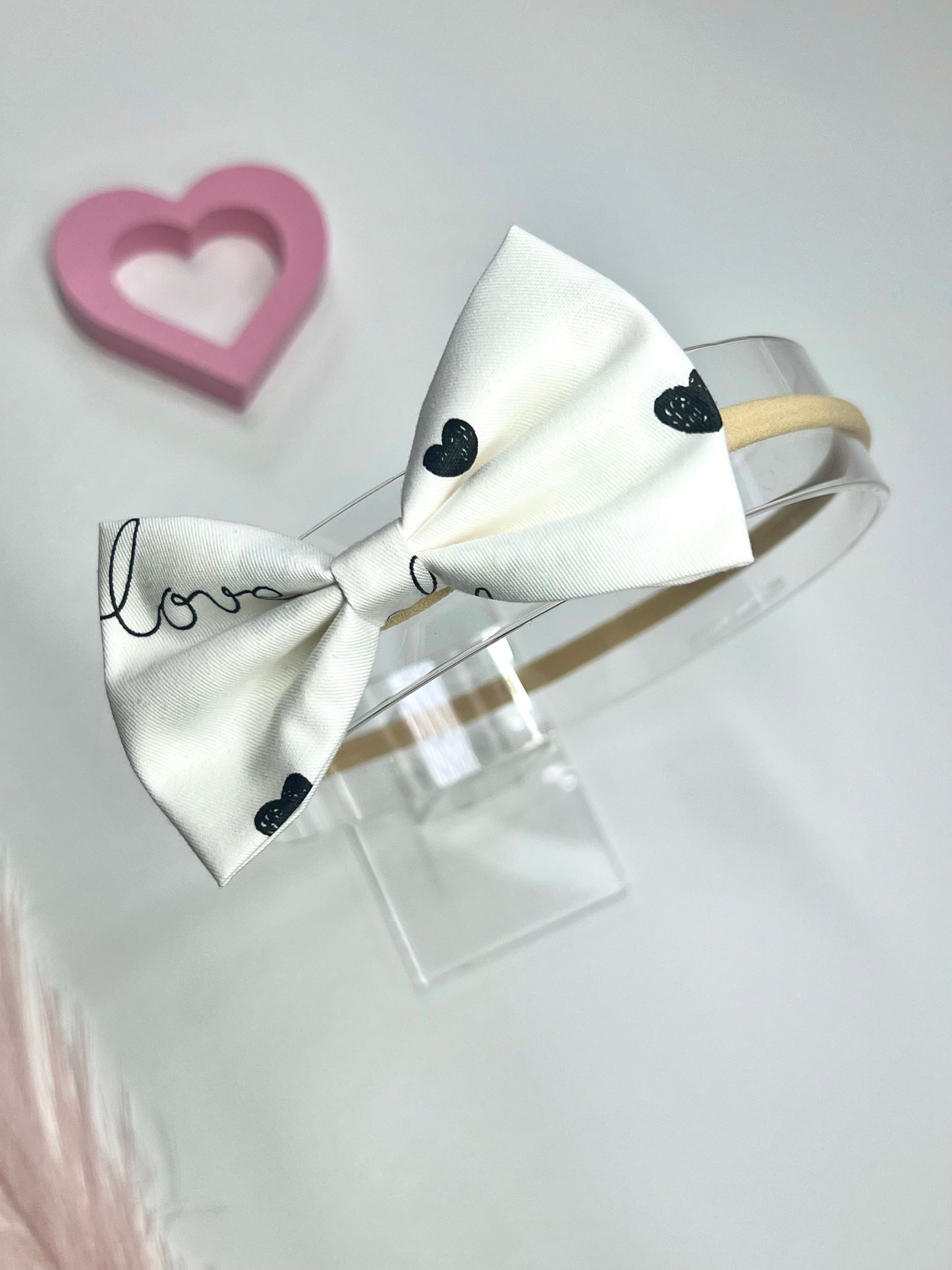 Celebrate love in style with our adorable Valentine’s hair bows! ❤️✨ Soft nylon bands for babies. Perfect for adding a sweet touch to any outfit!