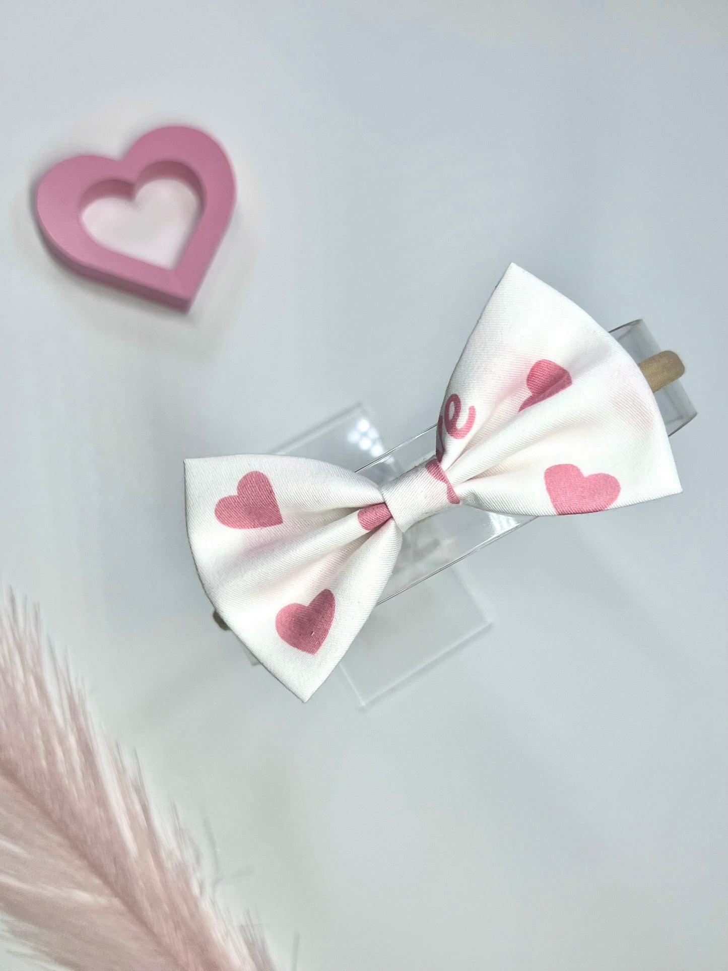 Celebrate love in style with our adorable Valentine’s hair bows! ❤️✨ Soft nylon bands for babies. Perfect for adding a sweet touch to any outfit!