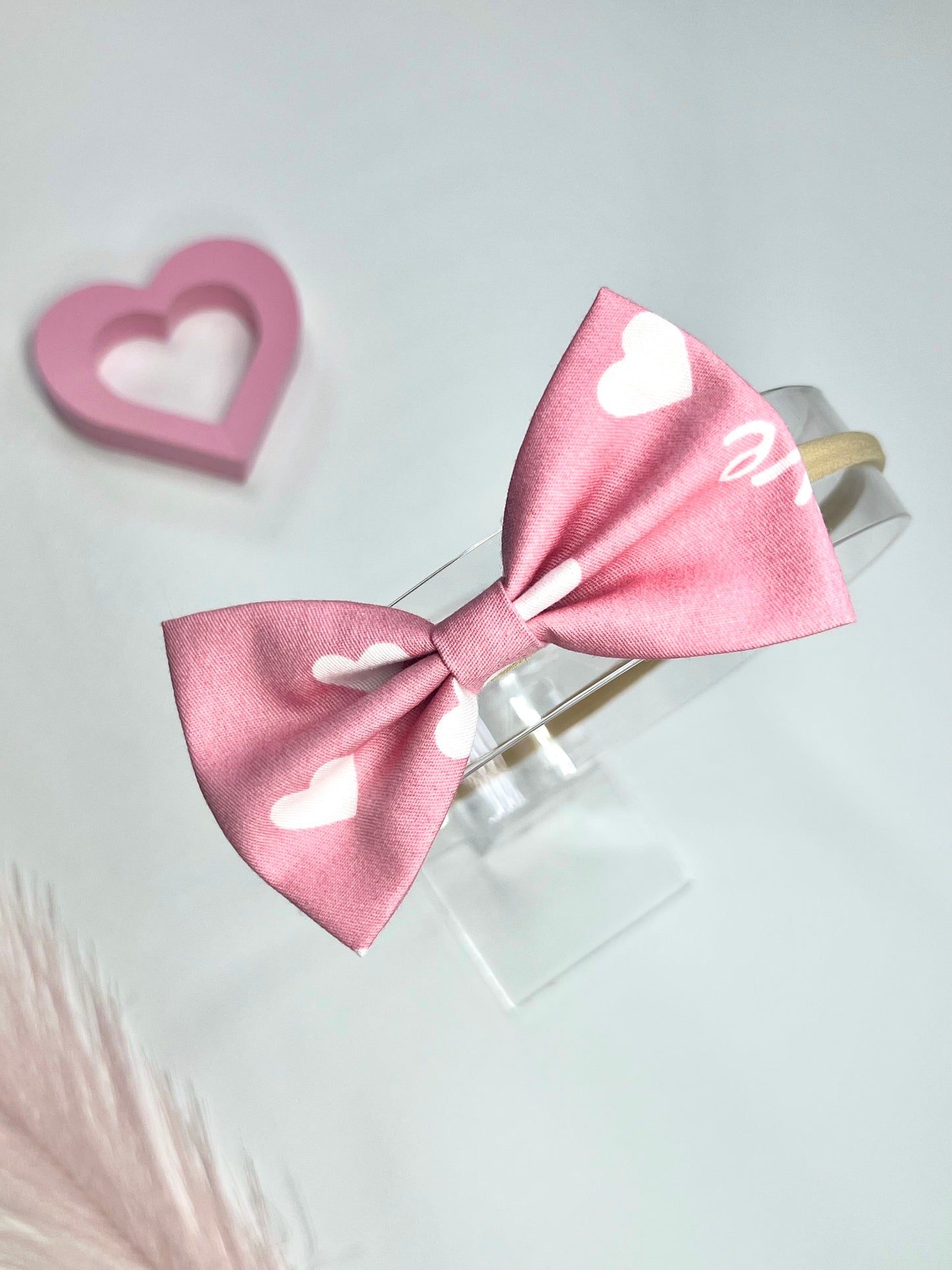 Celebrate love in style with our adorable Valentine’s hair bows! ❤️✨ Soft nylon bands for babies. Perfect for adding a sweet touch to any outfit!