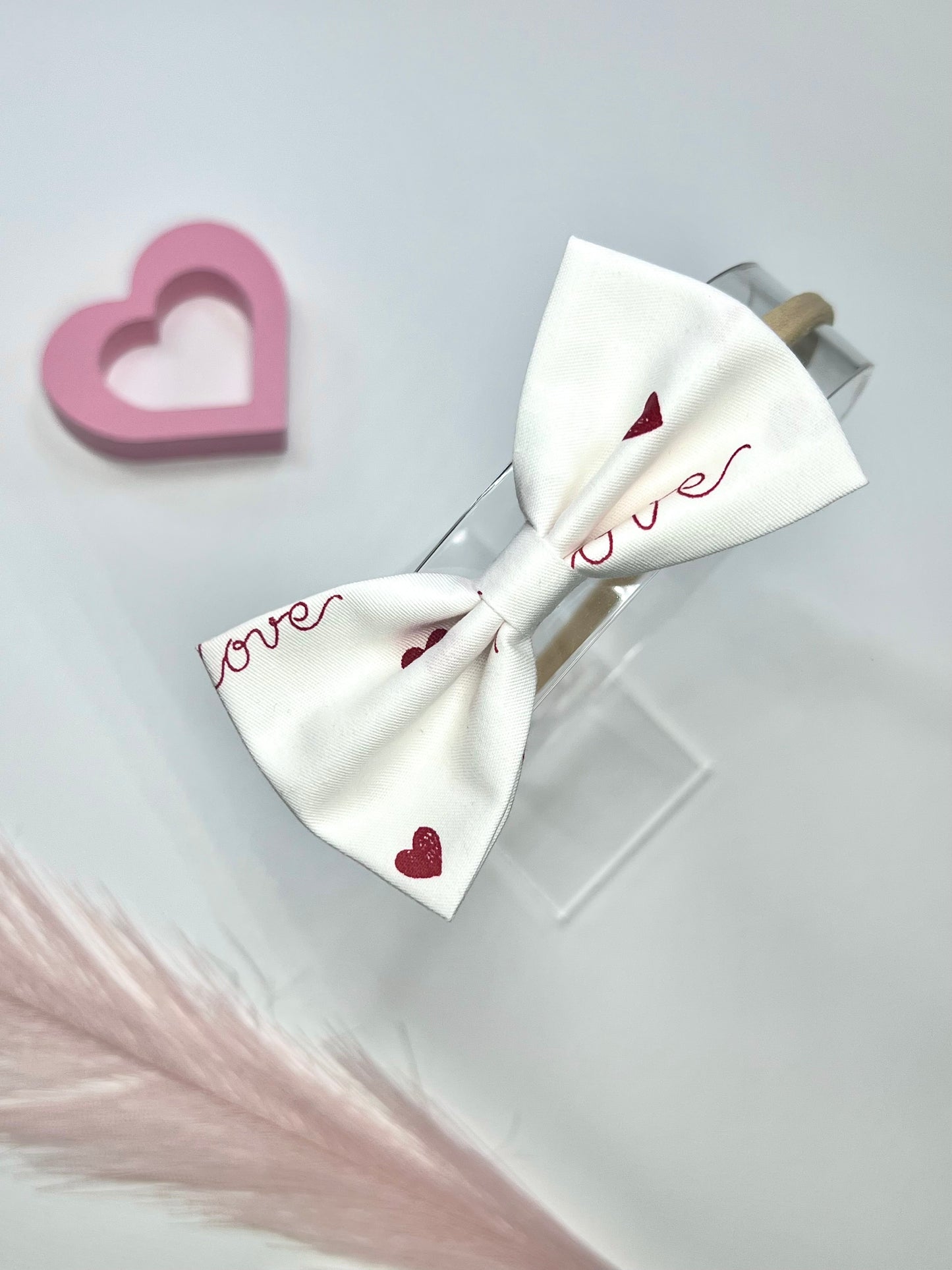 Celebrate love in style with our adorable Valentine’s hair bows! ❤️✨ Soft nylon bands for babies. Perfect for adding a sweet touch to any outfit!
