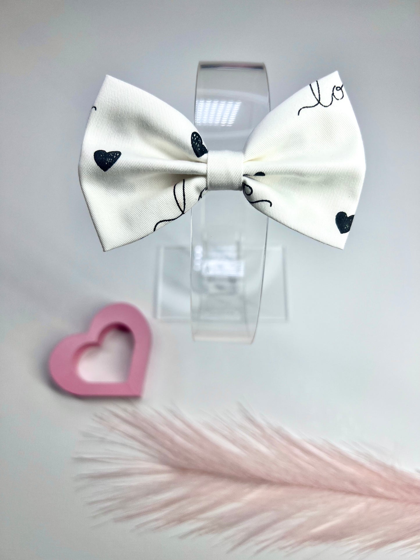 Celebrate love in style with our adorable Valentine’s hair bows! ❤️✨  Secure clips with rubber grips for little ones on the move. Perfect for adding a sweet touch to any outfit!