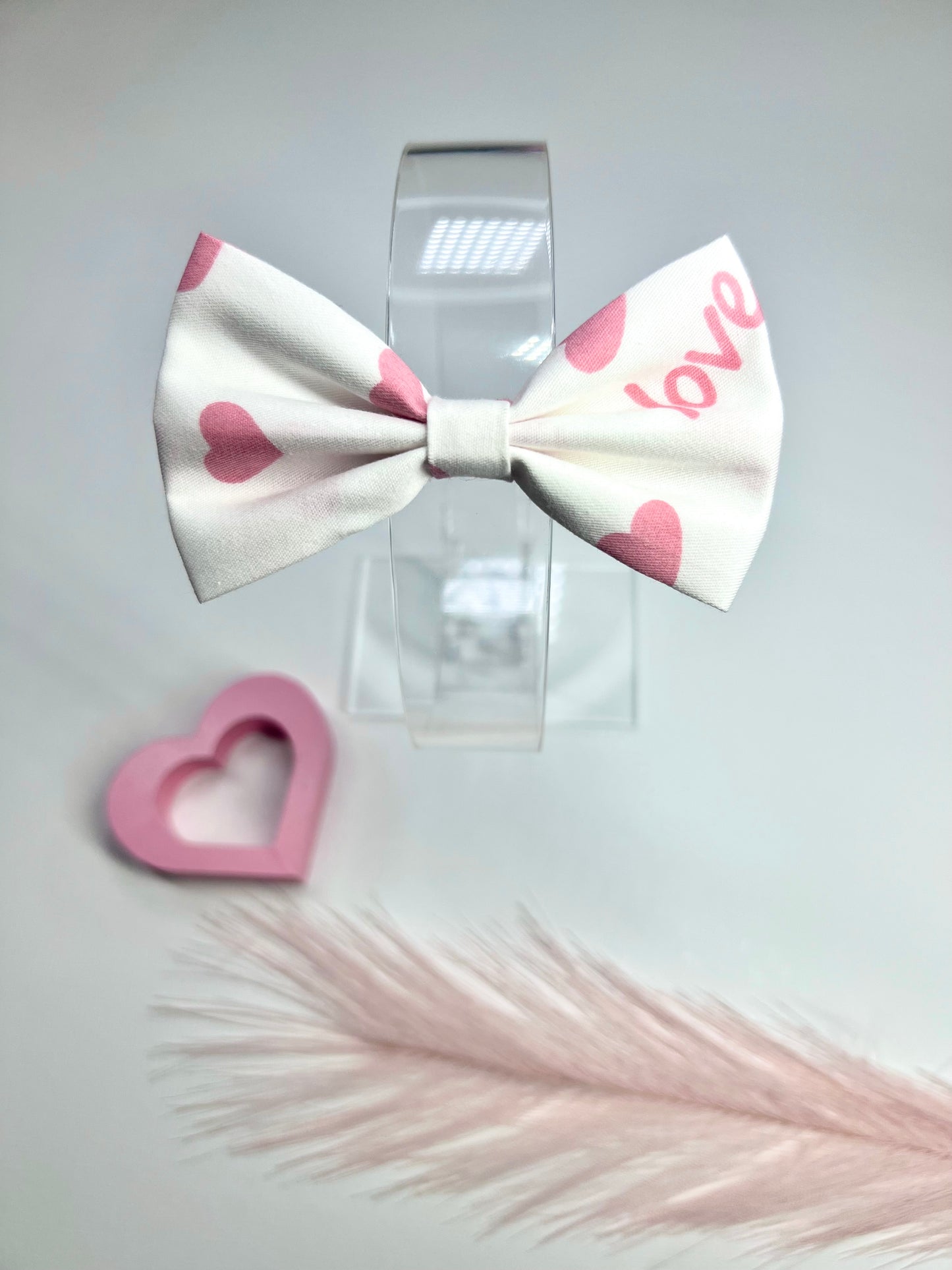 Celebrate love in style with our adorable Valentine’s hair bows! ❤️✨  Secure clips with rubber grips for little ones on the move. Perfect for adding a sweet touch to any outfit!