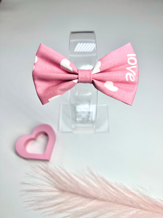 Celebrate love in style with our adorable Valentine’s hair bows! ❤️✨  Secure clips with rubber grips for little ones on the move. Perfect for adding a sweet touch to any outfit!