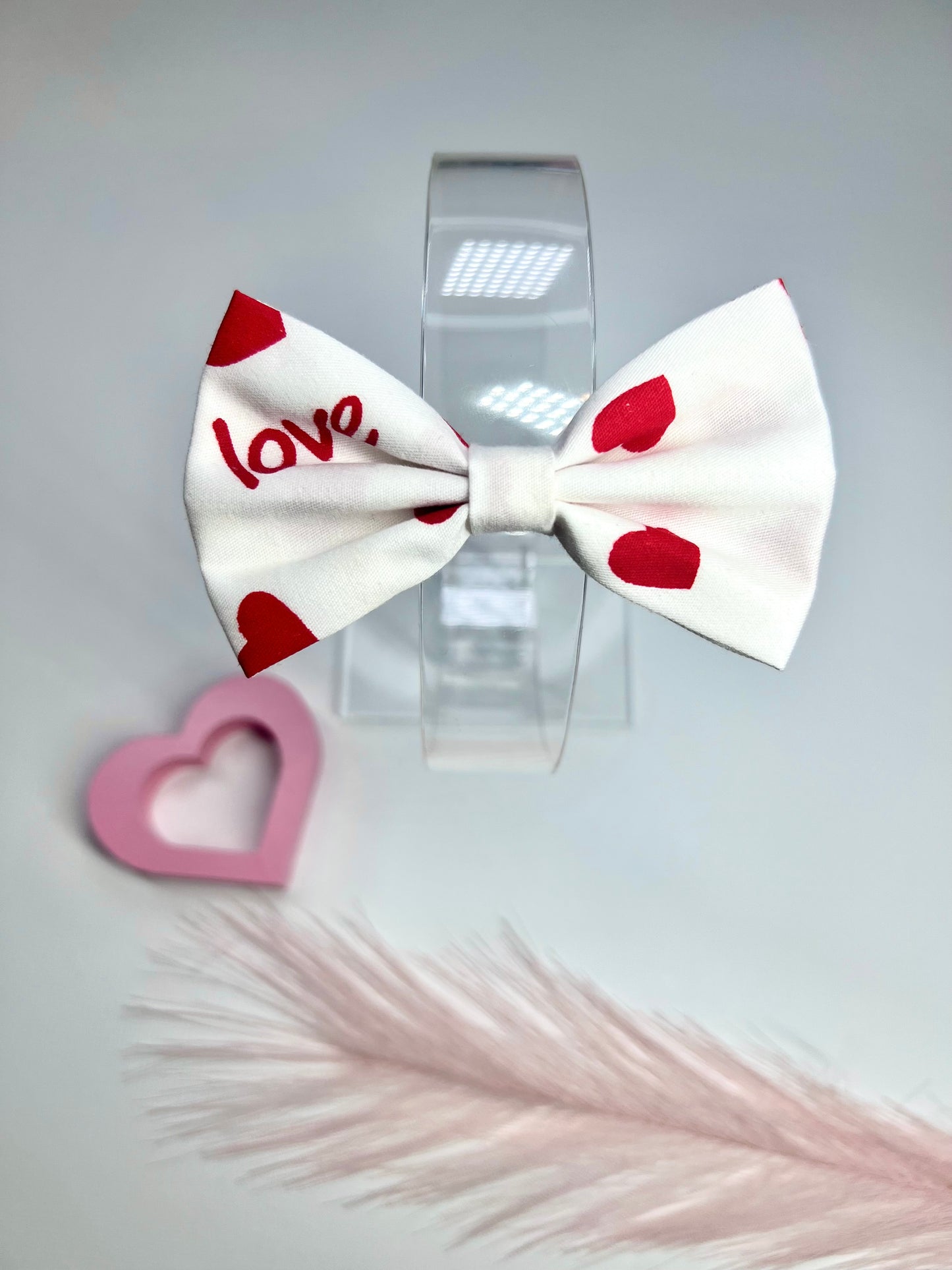 Celebrate love in style with our adorable Valentine’s hair bows! ❤️✨  Secure clips with rubber grips for little ones on the move. Perfect for adding a sweet touch to any outfit!