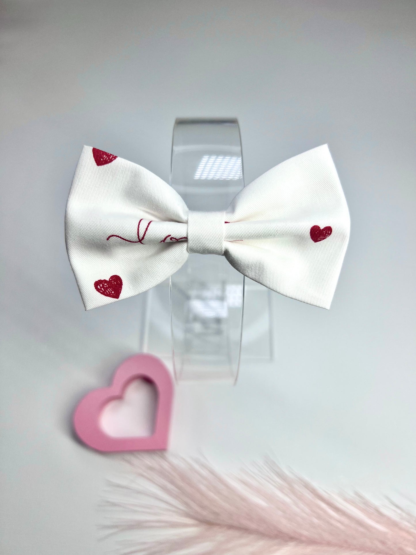 Celebrate love in style with our adorable Valentine’s hair bows! ❤️✨  Secure clips with rubber grips for little ones on the move. Perfect for adding a sweet touch to any outfit!