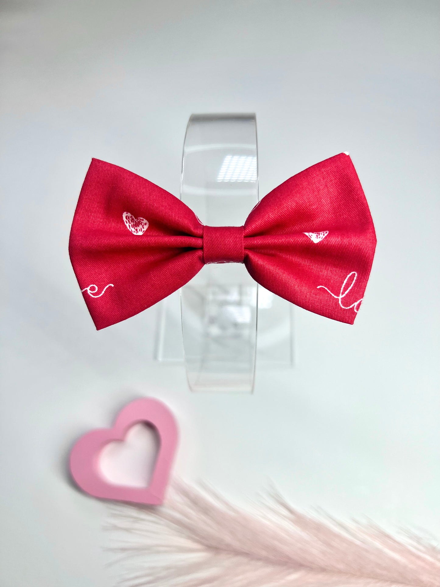 Celebrate love in style with our adorable Valentine’s hair bows! ❤️✨  Secure clips with rubber grips for little ones on the move. Perfect for adding a sweet touch to any outfit!