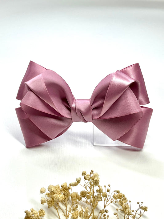 ✨ Elegant & timeless ✨ Our handcrafted satin wedding hair clips are designed to add a touch of luxury to your special day. Available in a stunning range of colors including classic white.