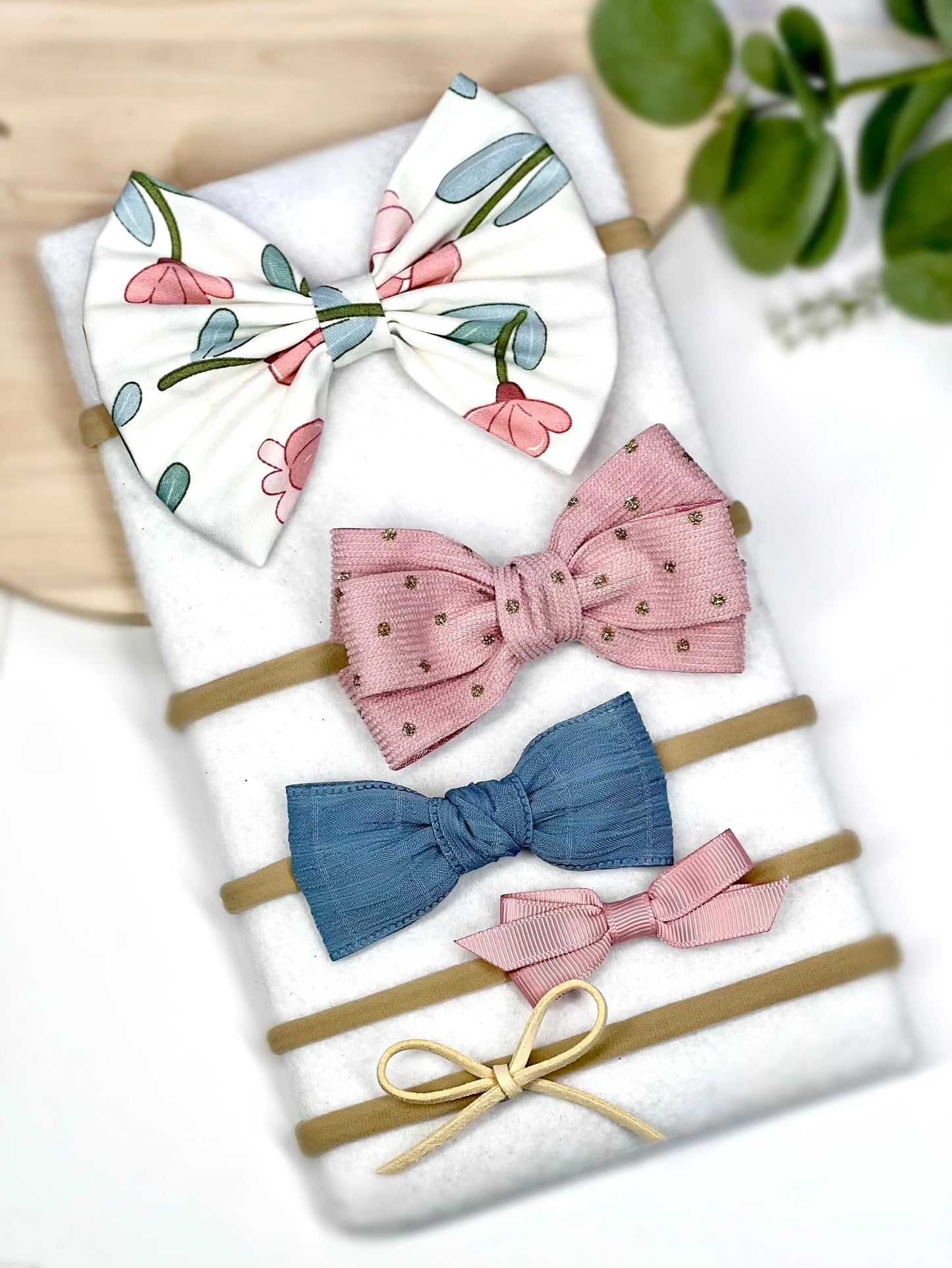 ✨ The sweetest touch for your little one! ✨ Our handmade baby headbands come in a variety of colors and patterns, perfect for any occasion. Set of 5.