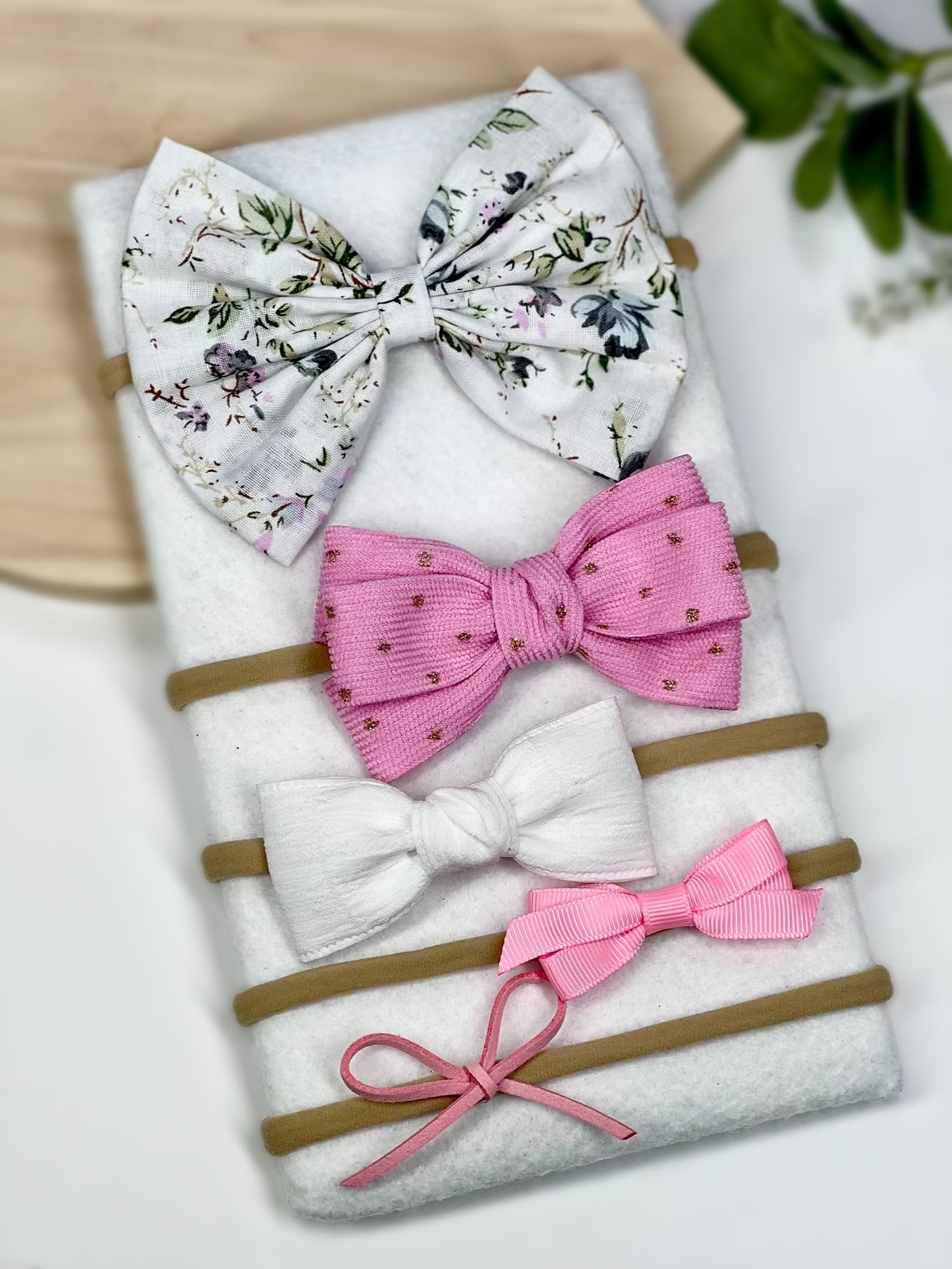 ✨ The sweetest touch for your little one! ✨ Our handmade baby headbands come in a variety of colors and patterns, perfect for any occasion. Set of 5.