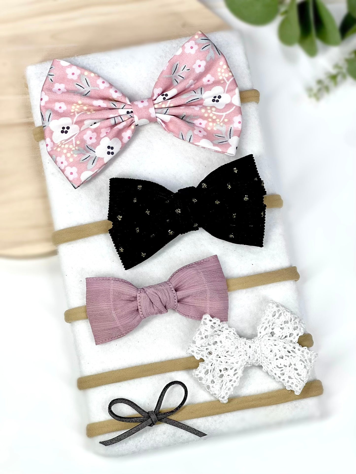 ✨ The sweetest touch for your little one! ✨ Our handmade baby headbands come in a variety of colors and patterns, perfect for any occasion. Set of 5.