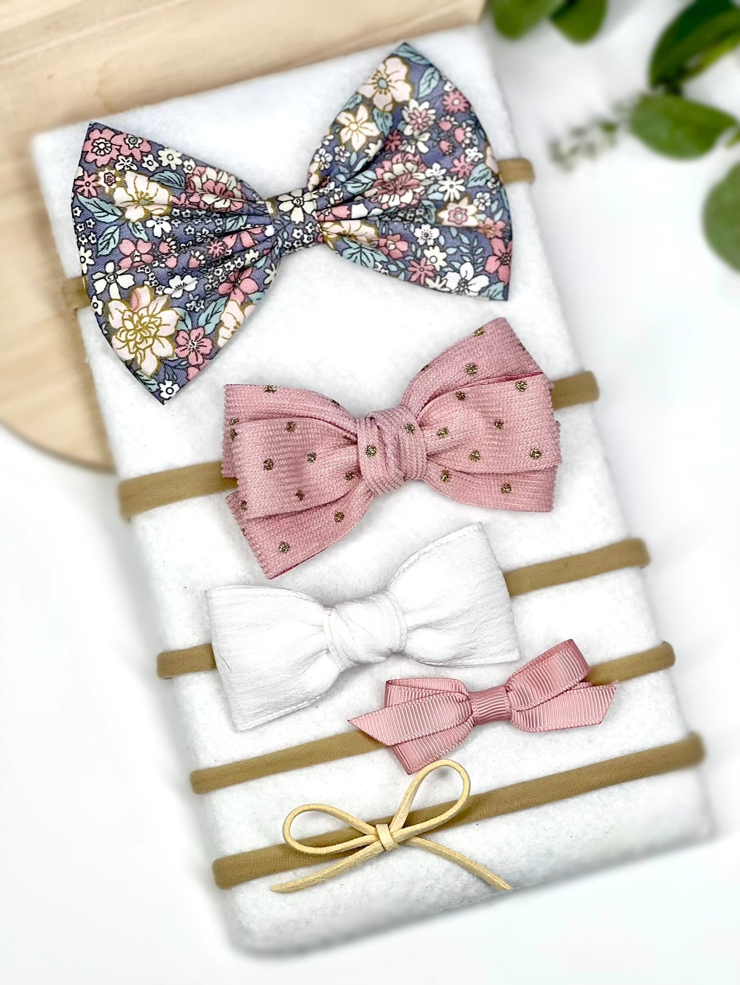 ✨ The sweetest touch for your little one! ✨ Our handmade baby headbands come in a variety of colors and patterns, perfect for any occasion. Set of 5.