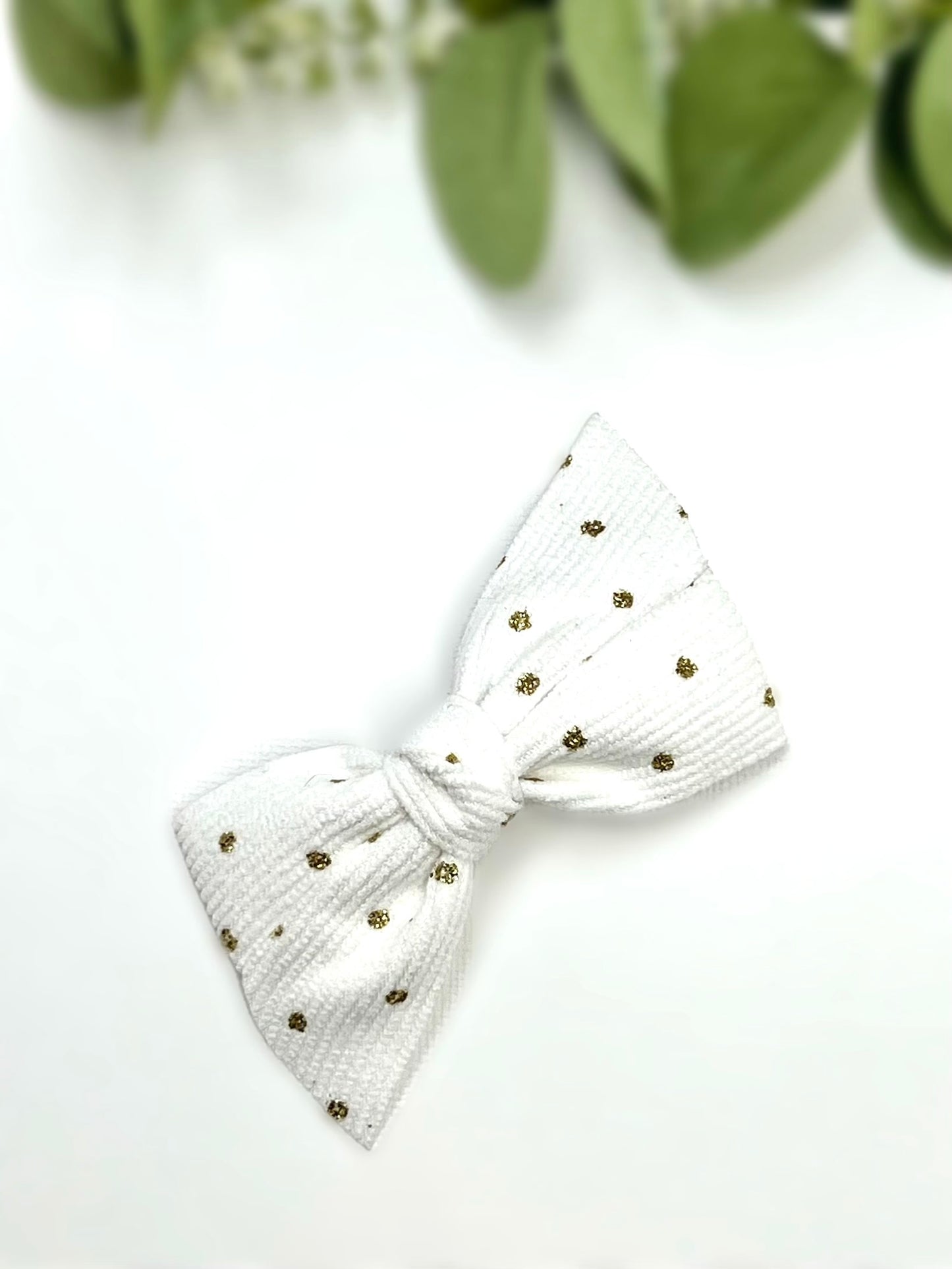 Add a touch of sparkle and charm to your little one’s hairstyle with these gorgeous corduroy bows! 🎀✨ Perfect for every occasion! #fabulousuniquecreations