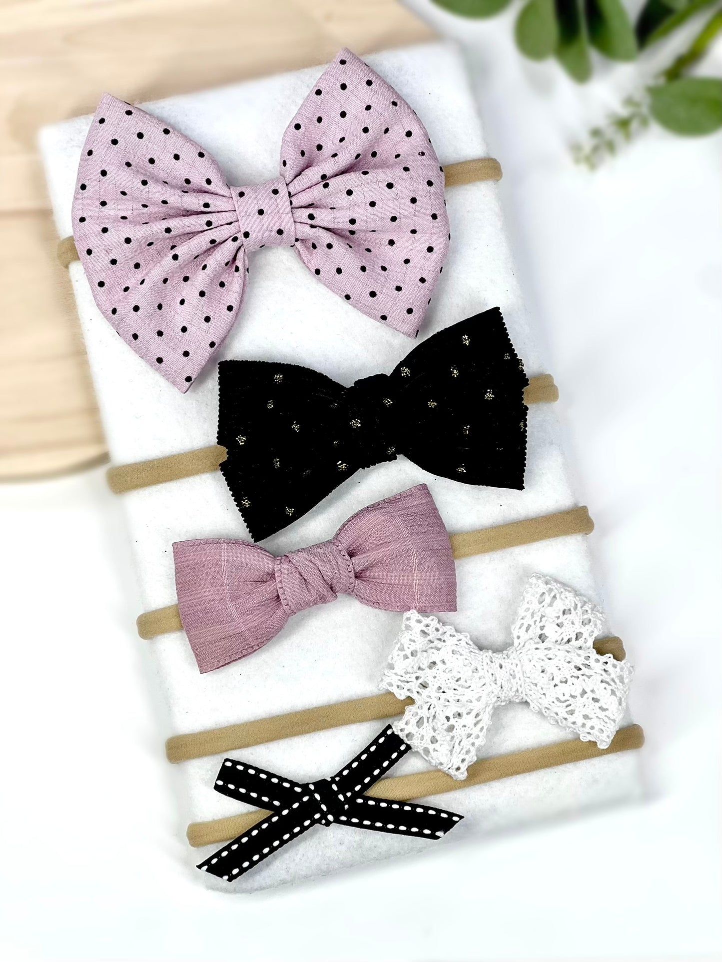 ✨ The sweetest touch for your little one! ✨ Our handmade baby headbands come in a variety of colors and patterns, perfect for any occasion. Set of 5.