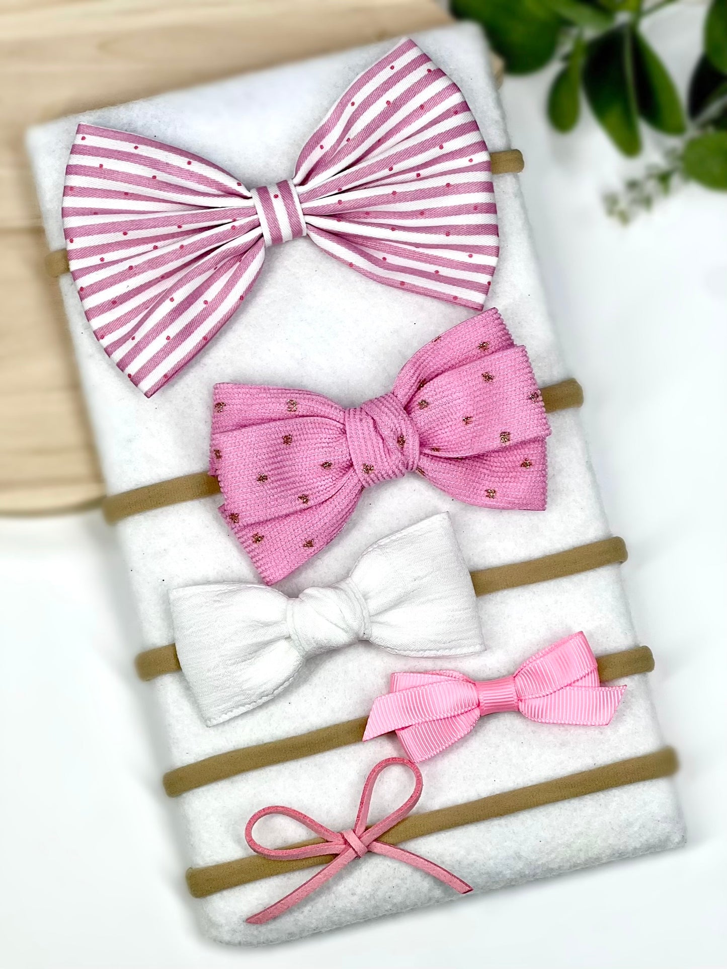 ✨ The sweetest touch for your little one! ✨ Our handmade baby headbands come in a variety of colors and patterns, perfect for any occasion. Set of 5.