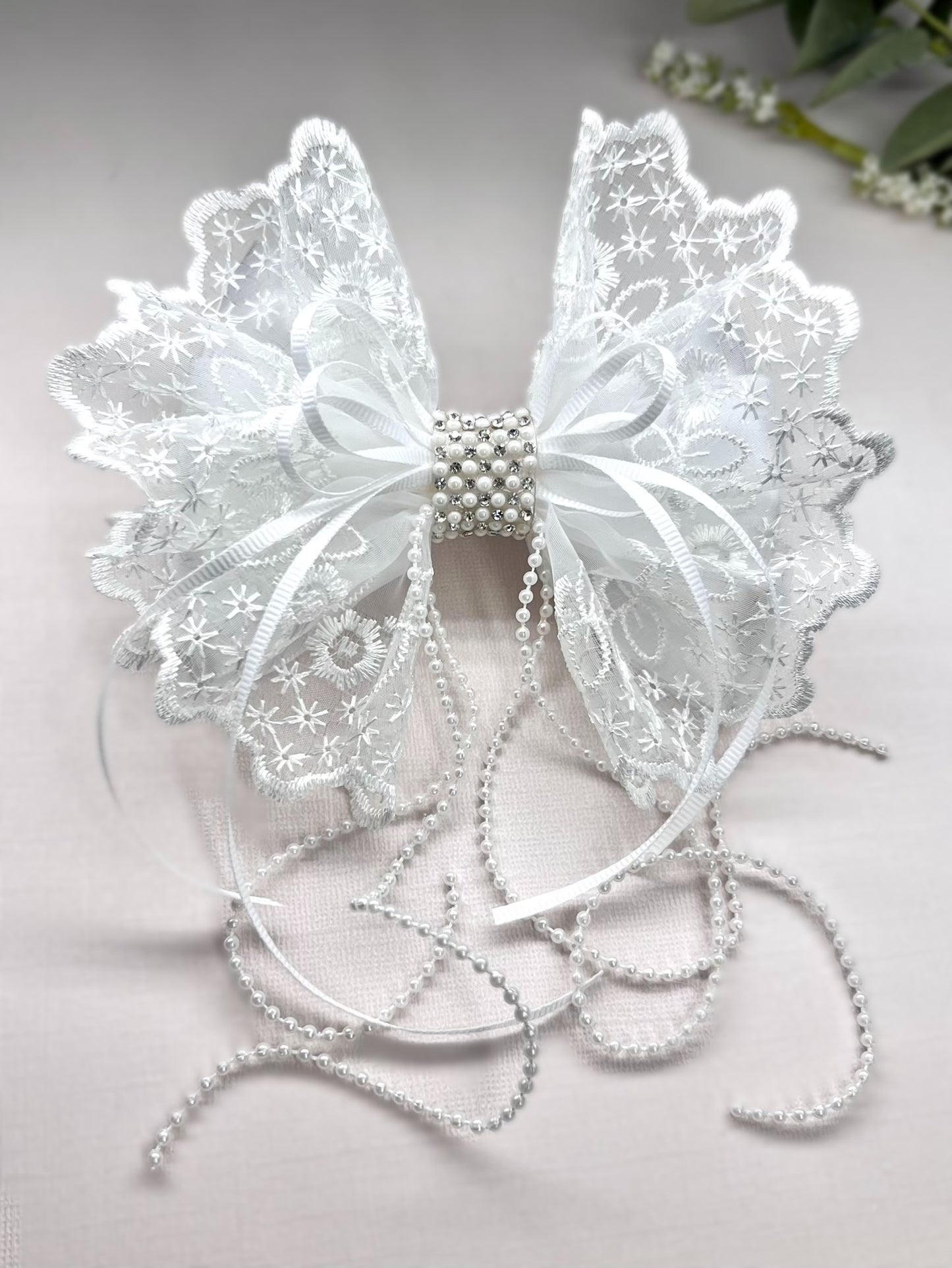 Delicate Lace and Pearl Hair Clips Bow – Perfect for Flower Girls and Special Occasions.