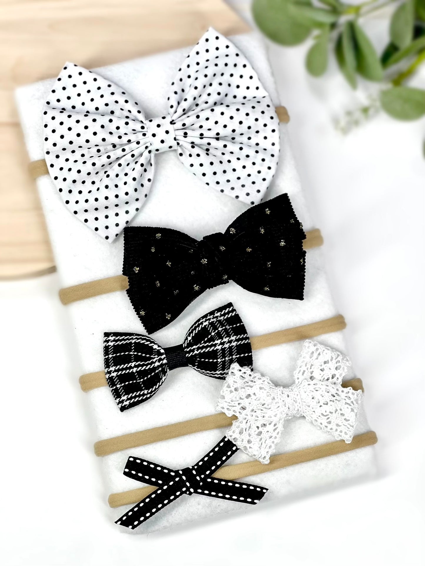 ✨ The sweetest touch for your little one! ✨ Our handmade baby headbands come in a variety of colors and patterns, perfect for any occasion. Set of 5.