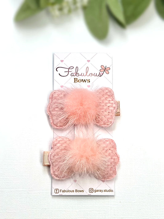 Soft, sparkly, and oh-so-cute! ✨🎀 These fluffy bow clips are perfect for adding a playful touch to any outfit.