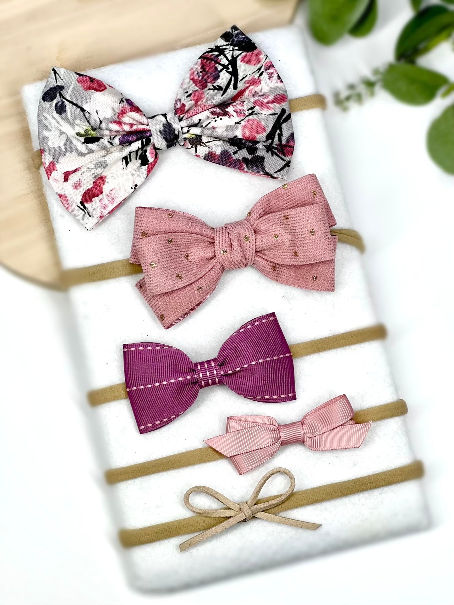 ✨ The sweetest touch for your little one! ✨ Our handmade baby headbands come in a variety of colors and patterns, perfect for any occasion. Set of 5.