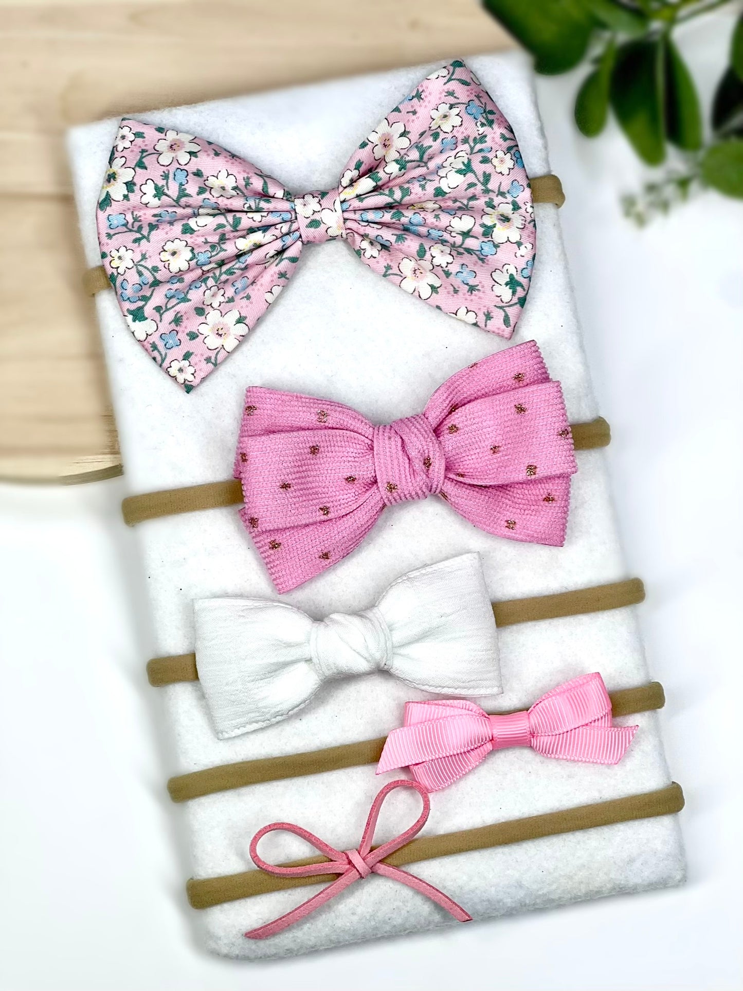 ✨ The sweetest touch for your little one! ✨ Our handmade baby headbands come in a variety of colors and patterns, perfect for any occasion. Set of 5.