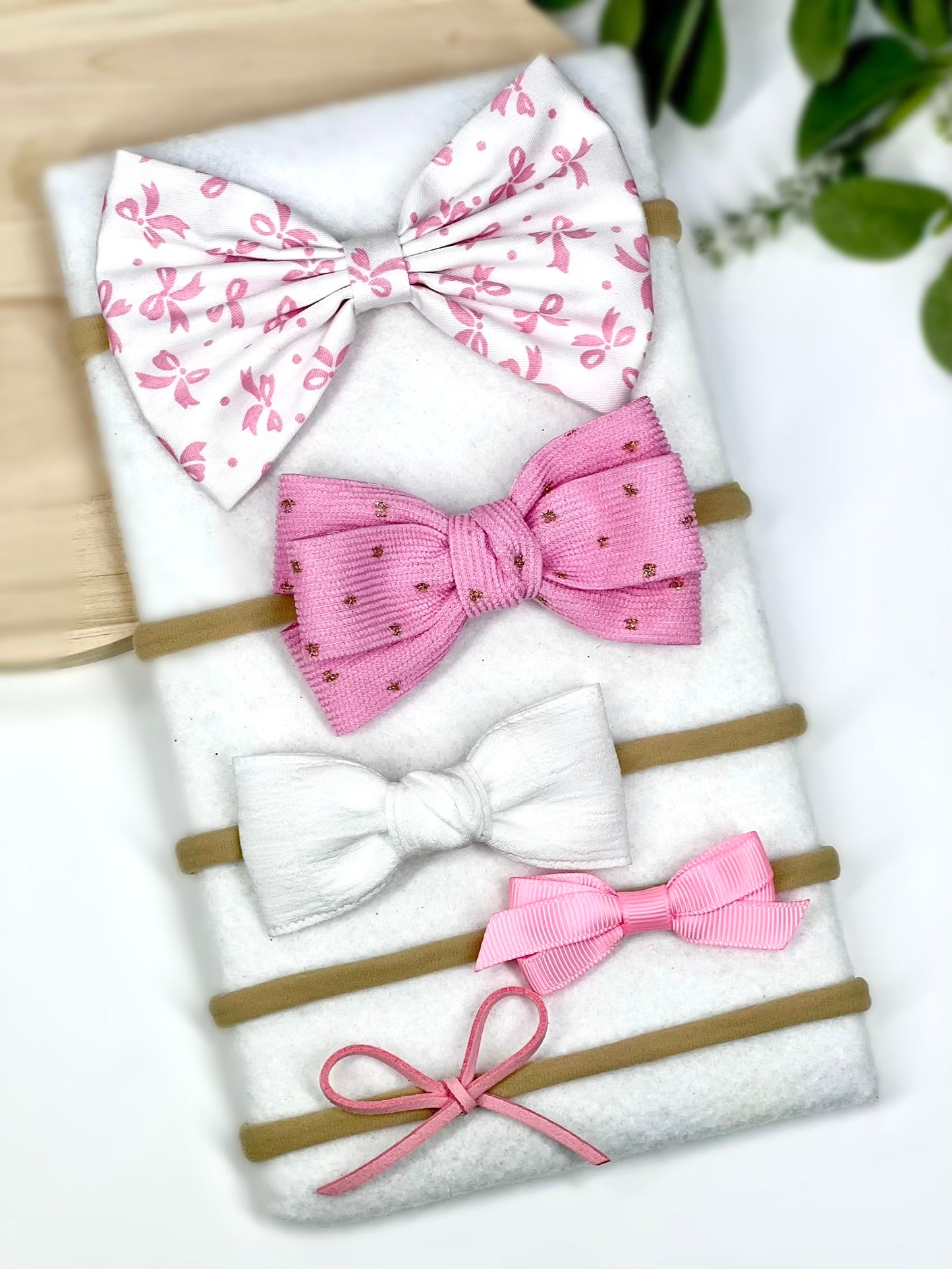 ✨ The sweetest touch for your little one! ✨ Our handmade baby headbands come in a variety of colors and patterns, perfect for any occasion. Set of 5.