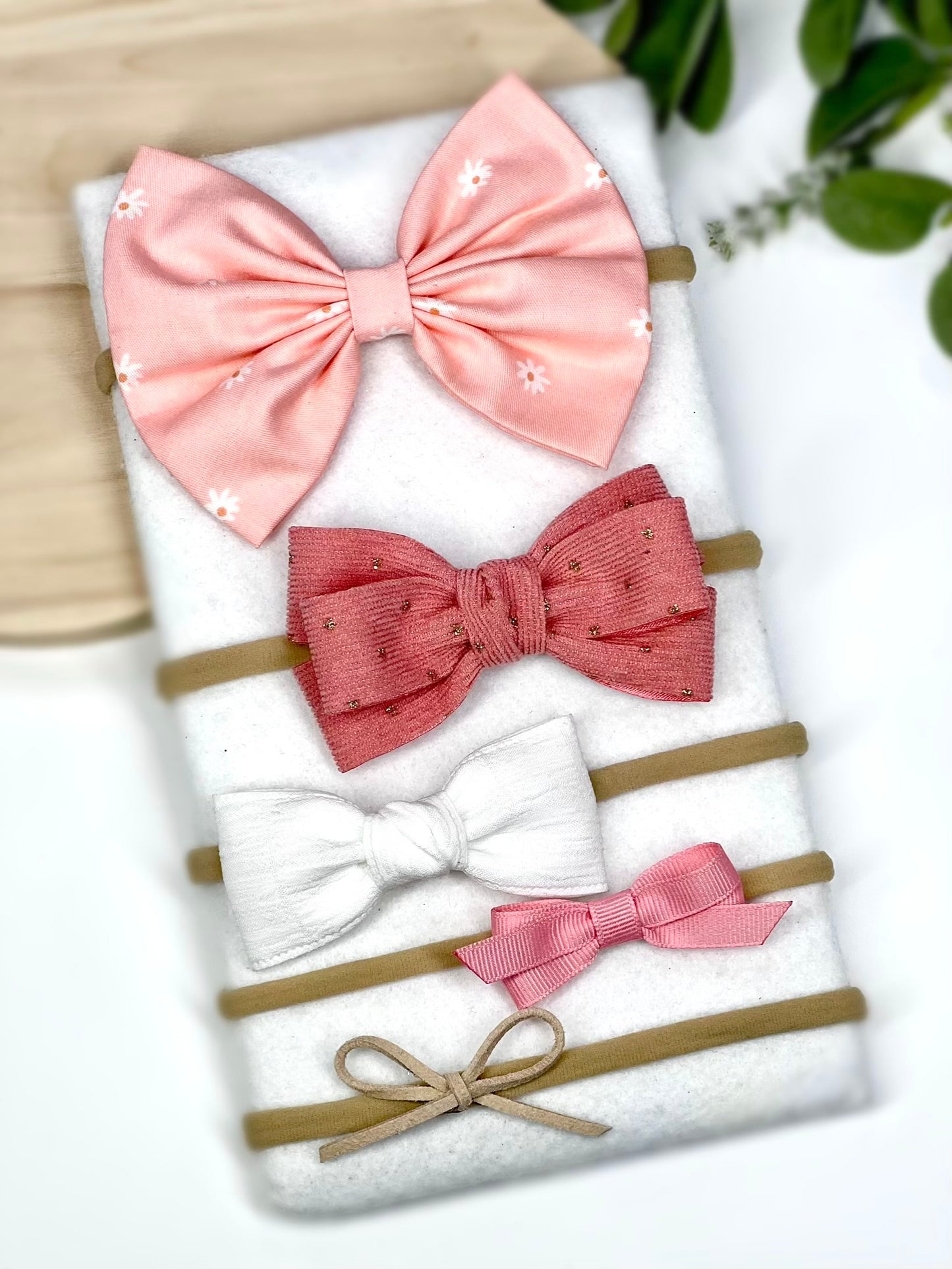 ✨ The sweetest touch for your little one! ✨ Our handmade baby headbands come in a variety of colors and patterns, perfect for any occasion. Set of 5.