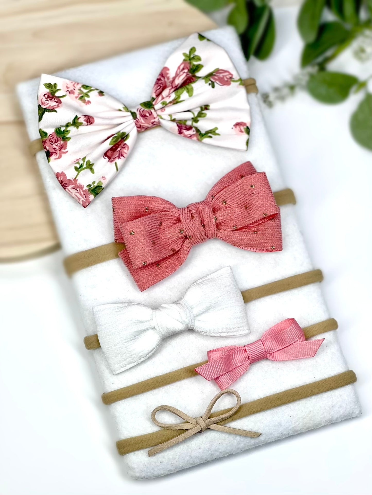 ✨ The sweetest touch for your little one! ✨ Our handmade baby headbands come in a variety of colors and patterns, perfect for any occasion. Set of 5.