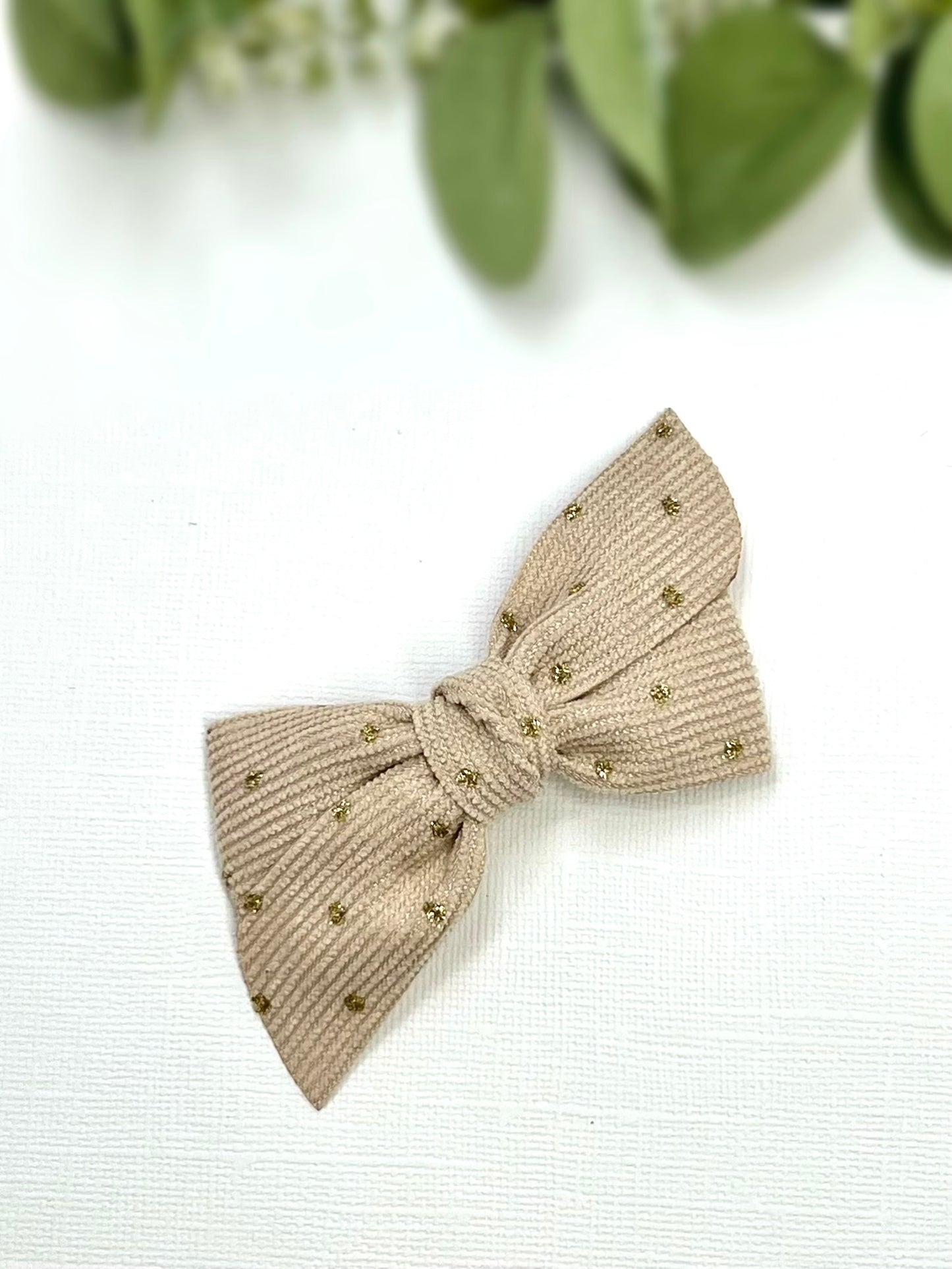 Add a touch of sparkle and charm to your little one’s hairstyle with these gorgeous corduroy bows! 🎀✨ Perfect for every occasion! #fabulousuniquecreations