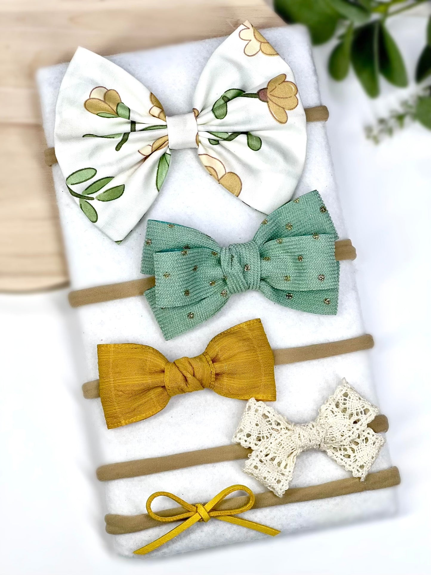 ✨ The sweetest touch for your little one! ✨ Our handmade baby headbands come in a variety of colors and patterns, perfect for any occasion. Set of 5.