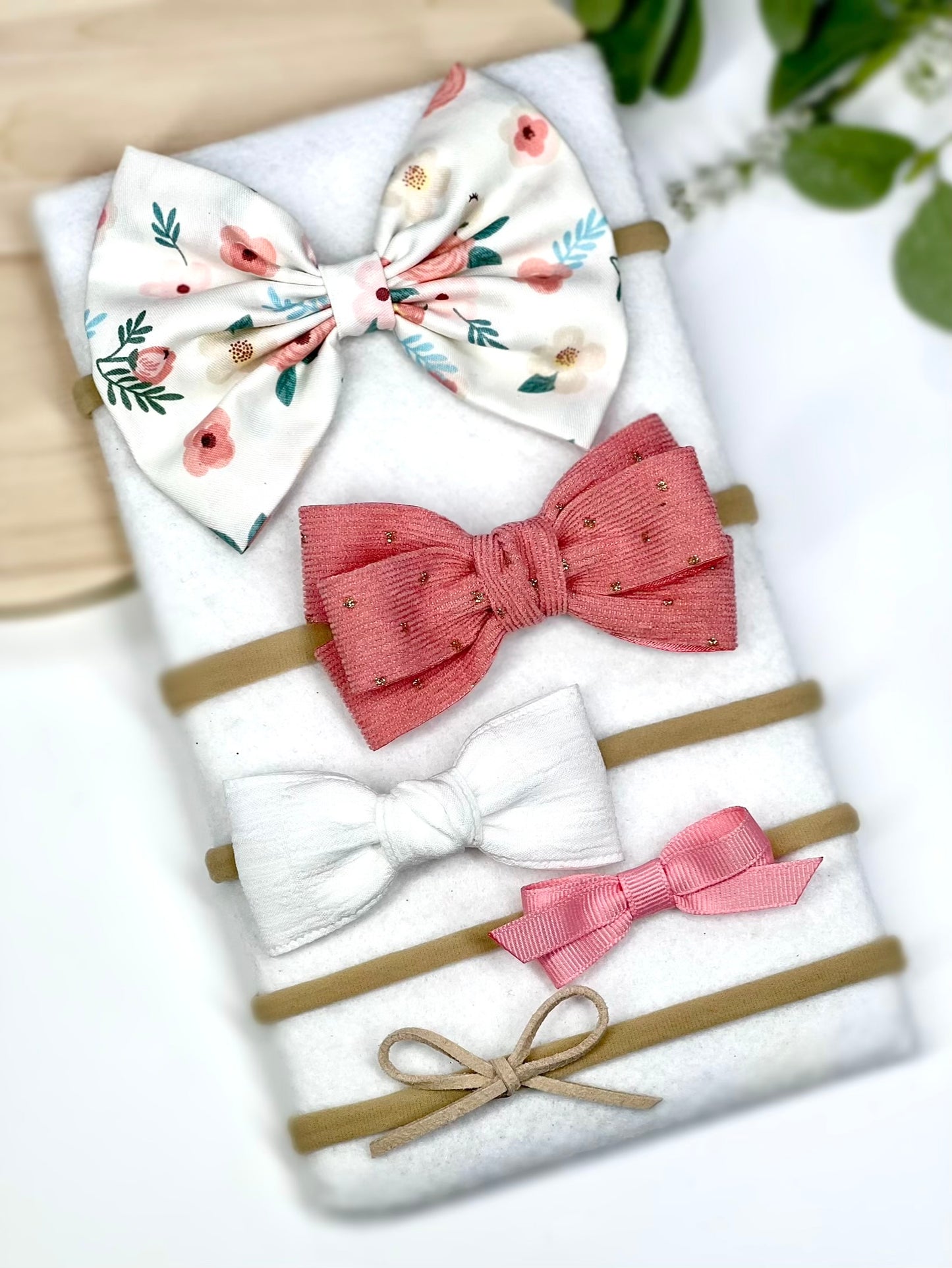 ✨ The sweetest touch for your little one! ✨ Our handmade baby headbands come in a variety of colors and patterns, perfect for any occasion. Set of 5.