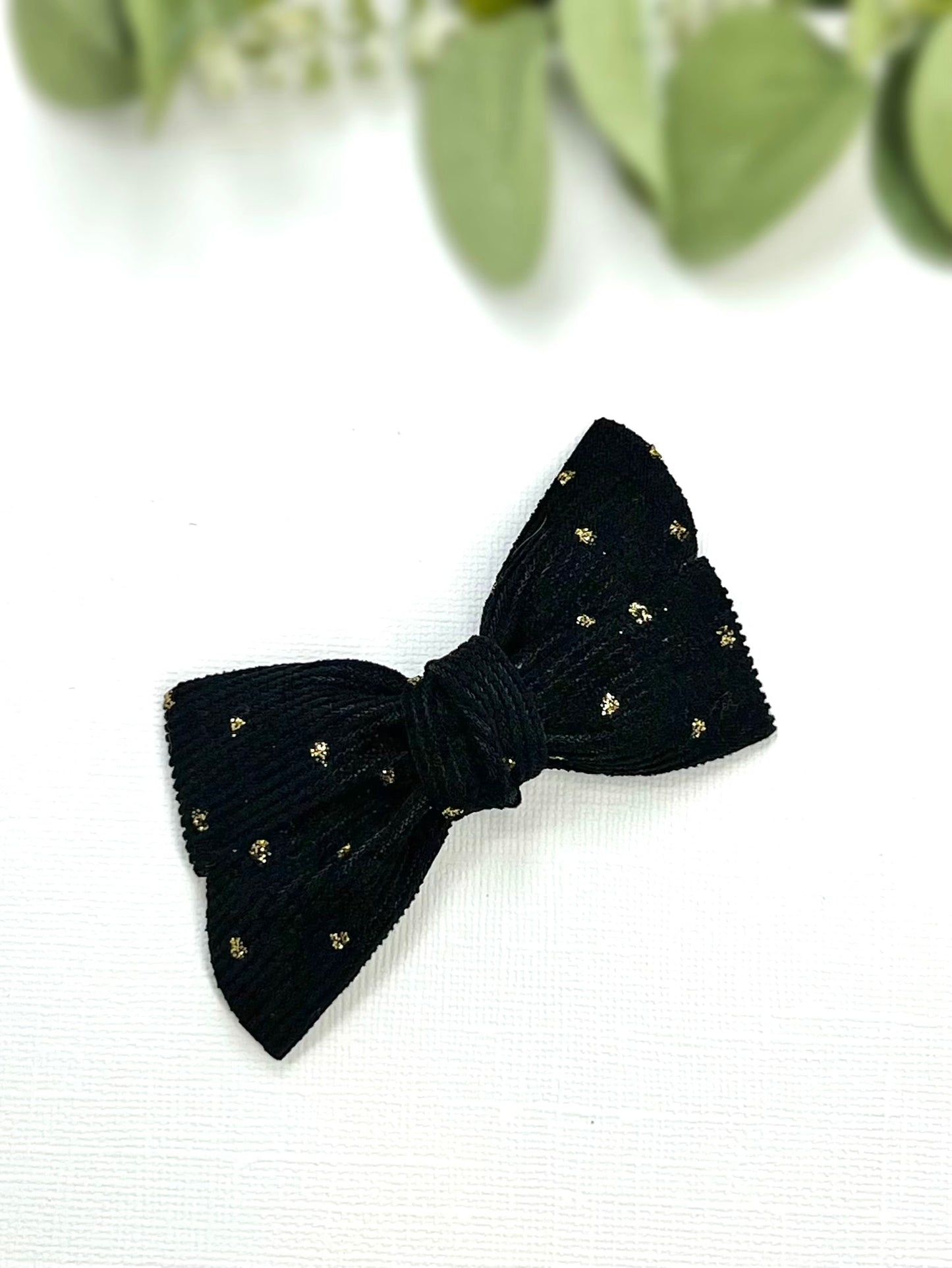 Add a touch of sparkle and charm to your little one’s hairstyle with these gorgeous corduroy bows! 🎀✨ Perfect for every occasion! #fabulousuniquecreations