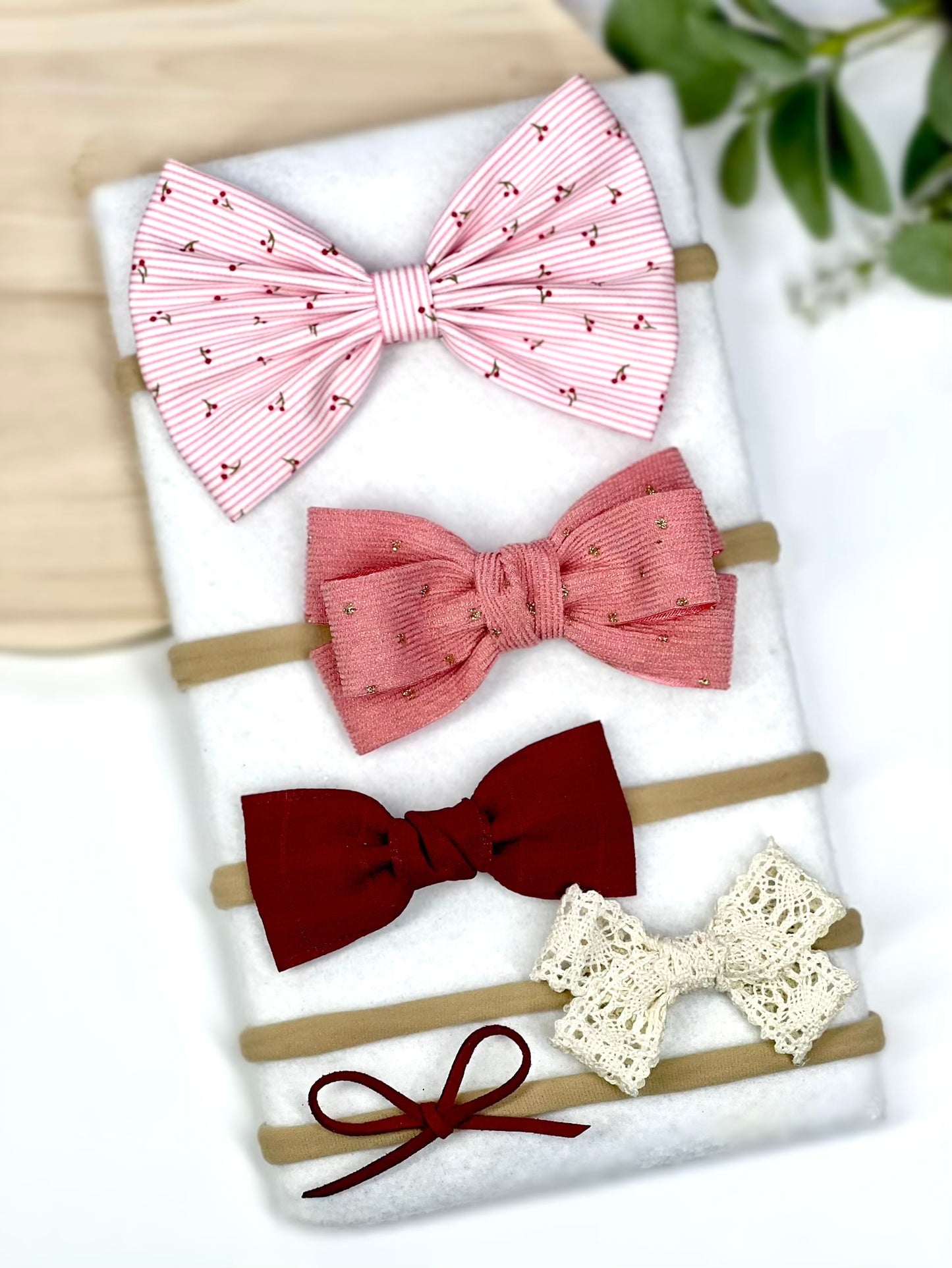 ✨ The sweetest touch for your little one! ✨ Our handmade baby headbands come in a variety of colors and patterns, perfect for any occasion. Set of 5.