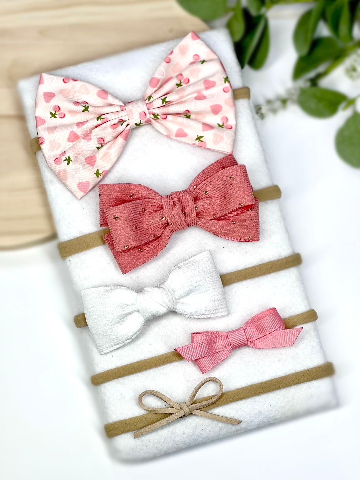 ✨ The sweetest touch for your little one! ✨ Our handmade baby headbands come in a variety of colors and patterns, perfect for any occasion. Set of 5.