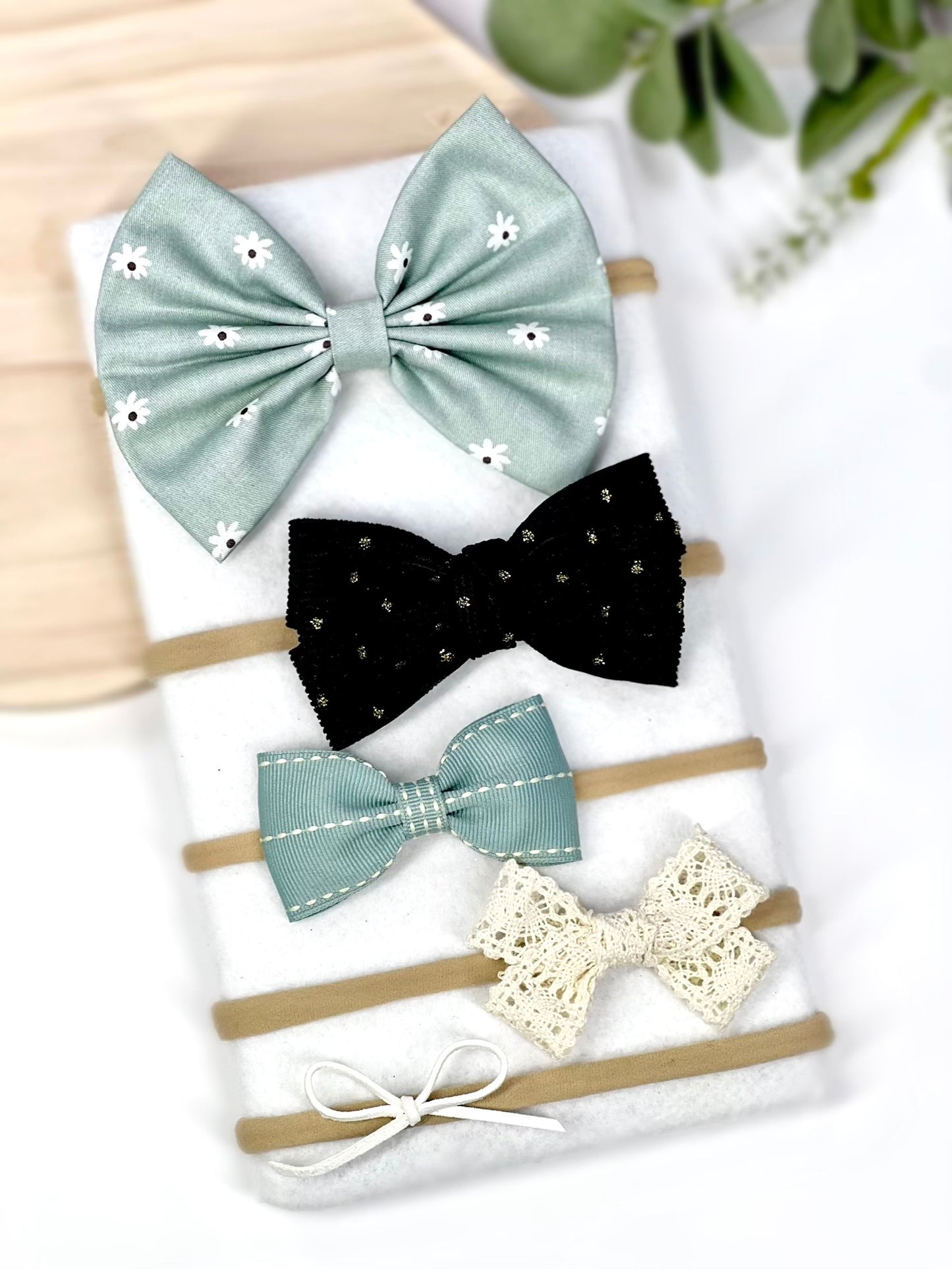 ✨ The sweetest touch for your little one! ✨ Our handmade baby headbands come in a variety of colors and patterns, perfect for any occasion. Set of 5.