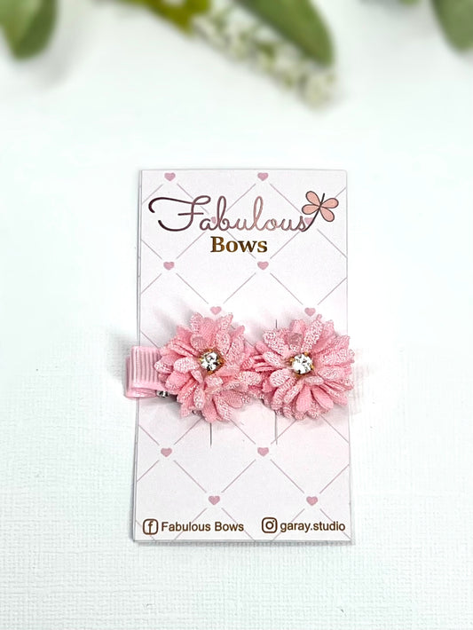 Bloom with style! 🌸✨ Our beautiful floral hair clips are perfect for adding a touch of charm and sparkle to any look.