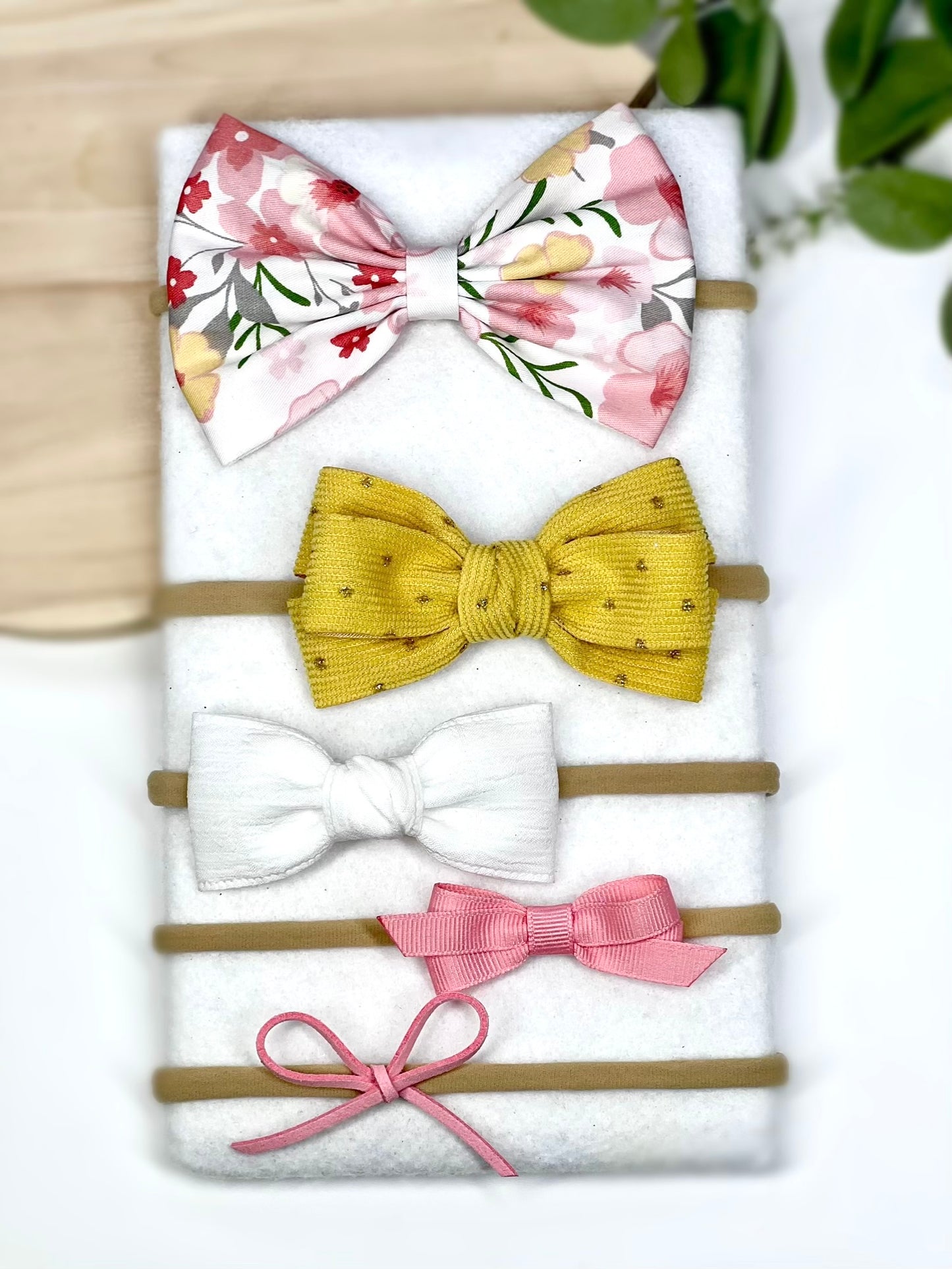 ✨ The sweetest touch for your little one! ✨ Our handmade baby headbands come in a variety of colors and patterns, perfect for any occasion. Set of 5.