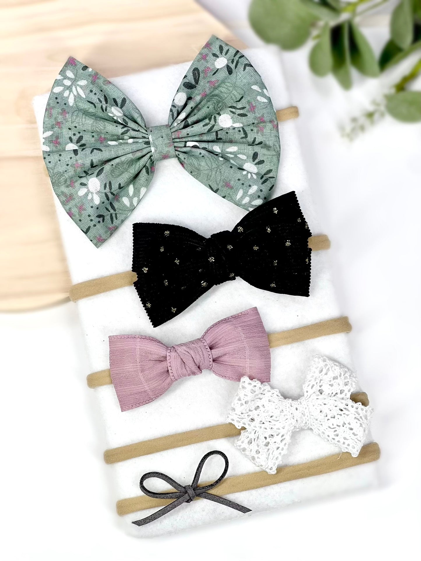 ✨ The sweetest touch for your little one! ✨ Our handmade baby headbands come in a variety of colors and patterns, perfect for any occasion. Set of 5.